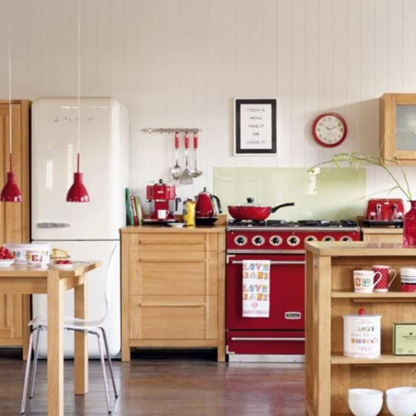 Dapur dengan kombinasi warna merah dan emas pada aksesori